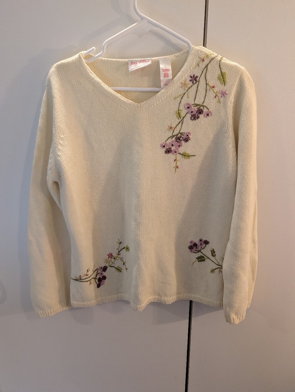 Meg Allen/Liz Claiborne Cream V-Neck Sweater with Purple Floral Embroidery Large